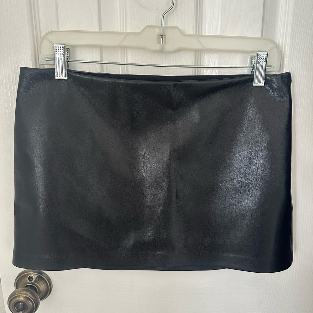 Aritzia mini faux leather skort, new with tags, size 10